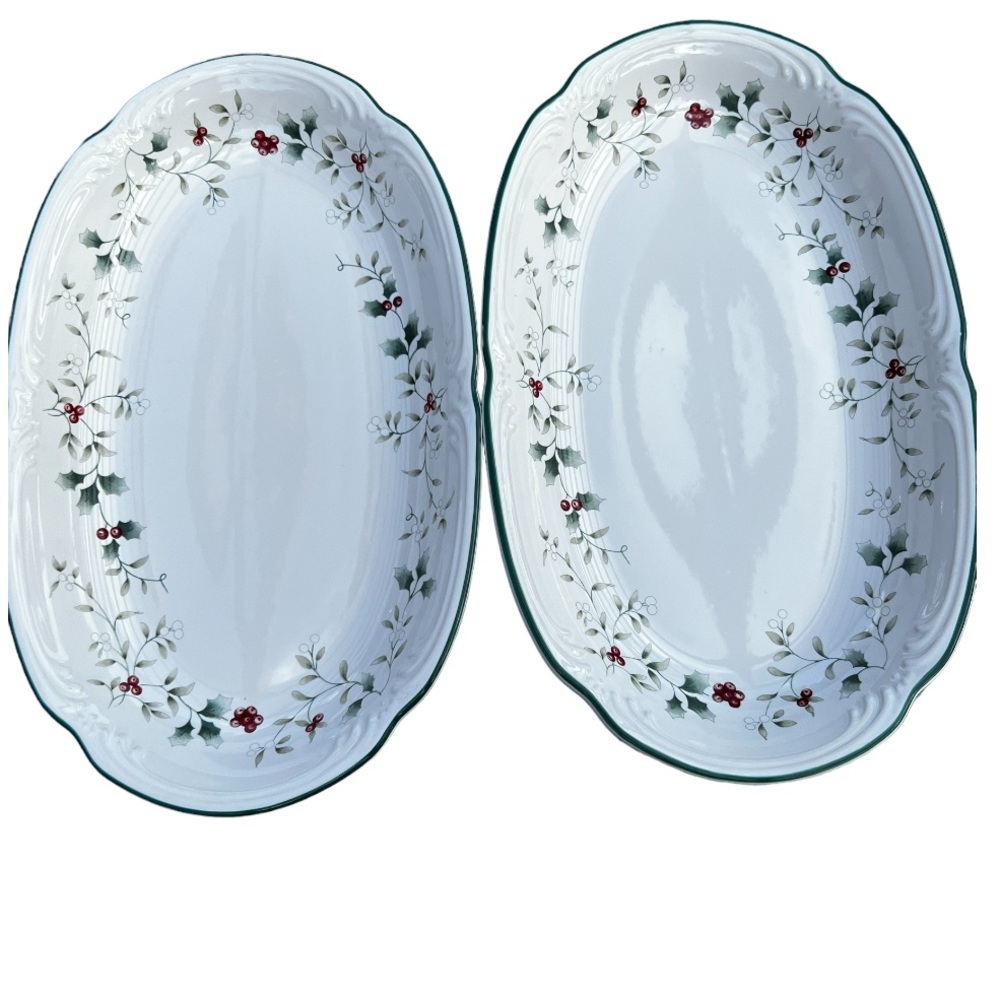 2 bread 🥖 plates  winterberry white with green plate color